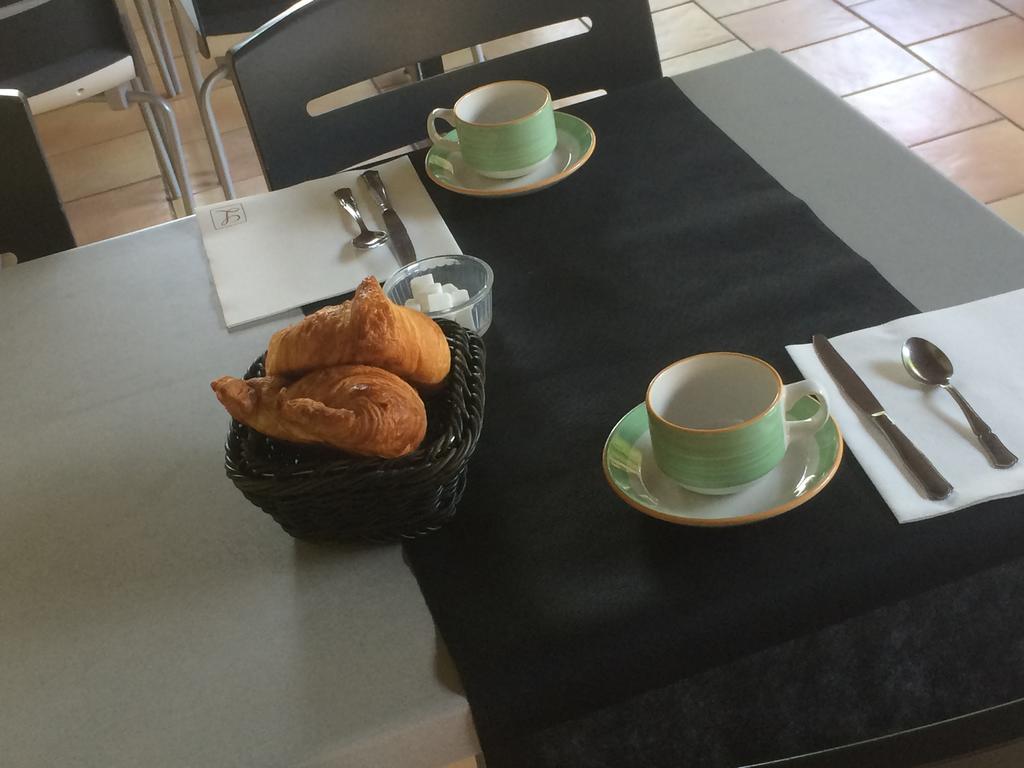 Logis Hotel Restaurant Le Flamant Rose Camargue Albaron Екстер'єр фото